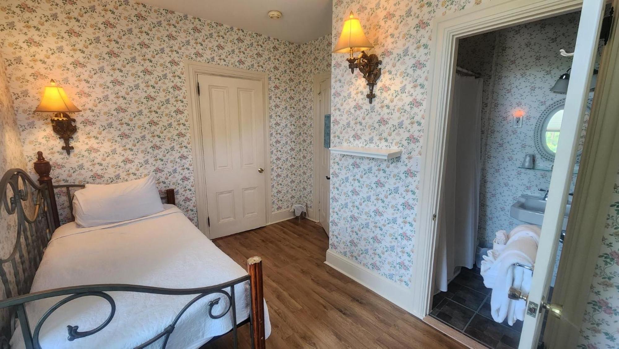 Greystone Manor Bed & Breakfast Bird-in-Hand ภายนอก รูปภาพ